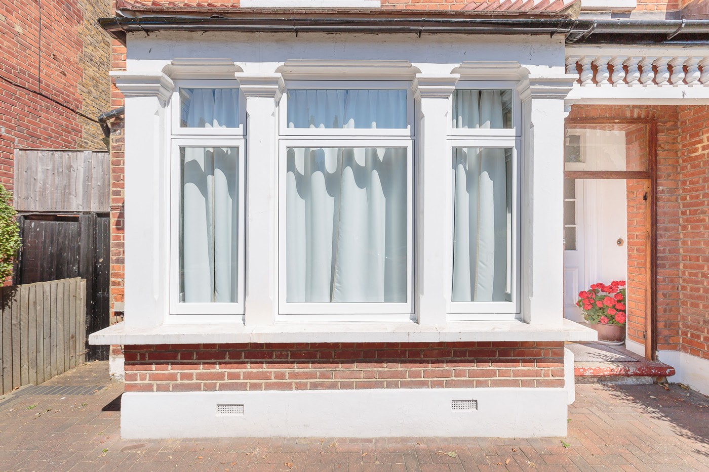 Find out more about benefits of uPVC vs aluminium windows. Aluminium is slimline, modern & offers vast colour options. Choose uPVC windows for their clean lines & traditional look. Get a free consultation for more advice.